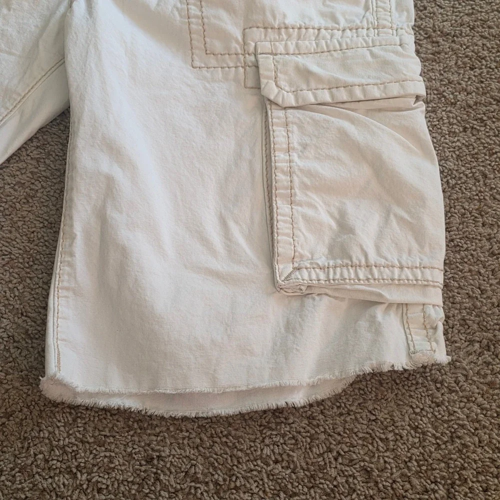 True Religion Mens White Cargo‎ Shorts Big T Contrast Stitch Frayed Hem Size 36